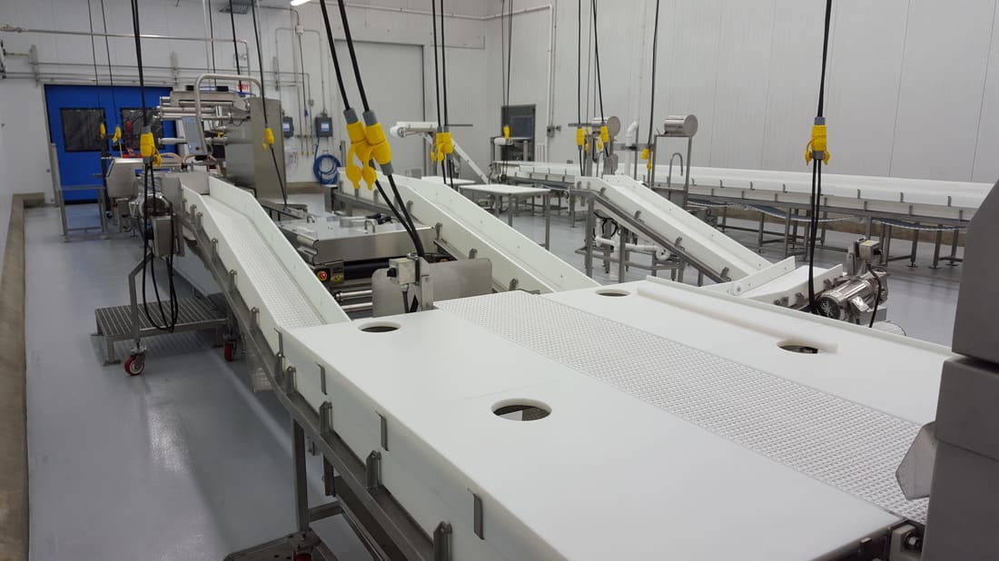 Boning table conveyor with hydraulic stations